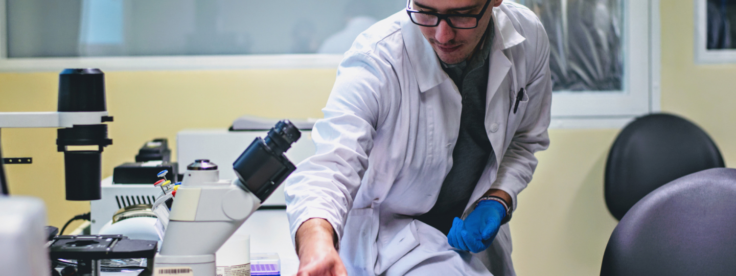 biomedicínská doktorandka zkoumá buňky