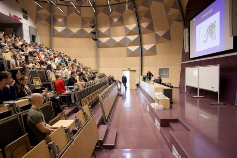 Studenti biomedicínského inženýrství a středoškolští studenti sledují odbornou přednášku. | Foto: Andrea Němcová